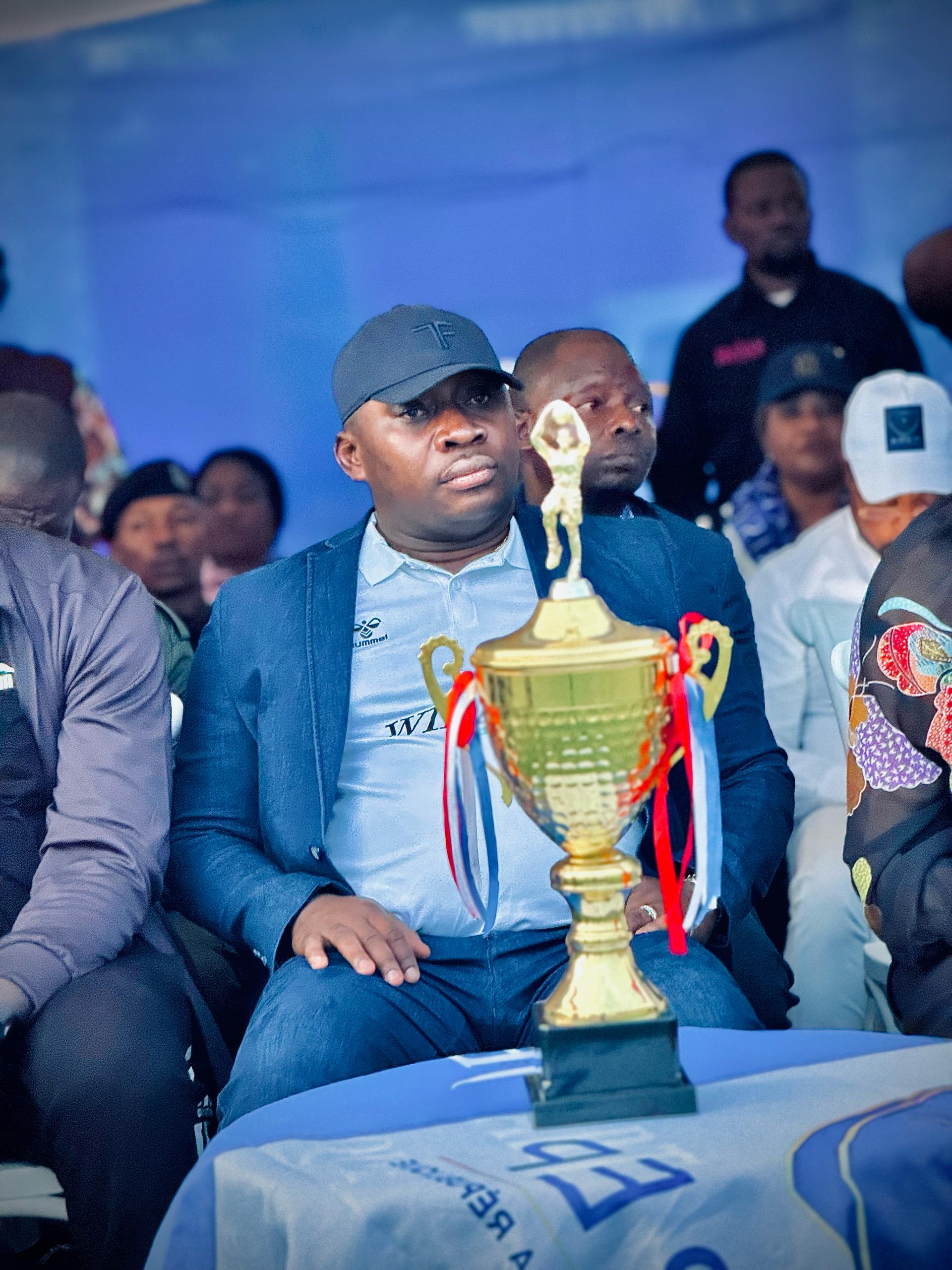L’HOMME DE VISION, Me GUY LOANDO MBOYO, À LA GRANDE FINALE DU TOURNOI INTERDISTRICTS DE LA LIGUE DES JEUNES AREP